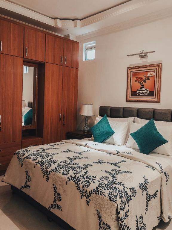 Triple room bedroom with teal cushions at Pinnacle Boutique Villas