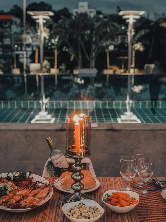 Candlelit dinner beside the pool at Pinnacle Boutique Villas