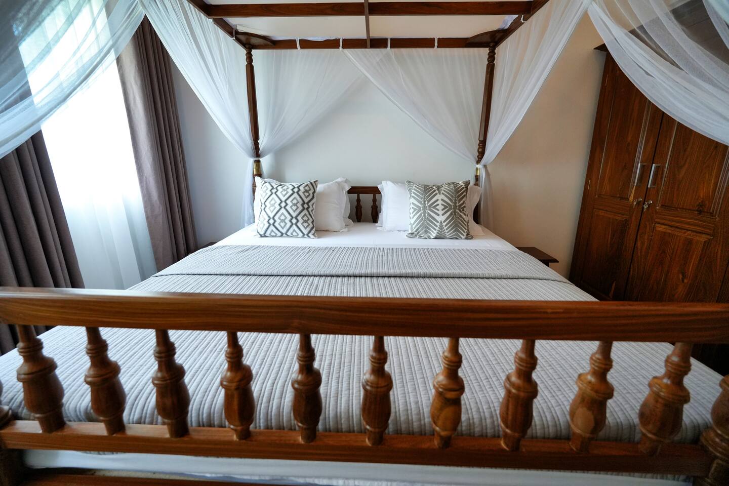 King bedroom at Summer Secret with glass doors opening toward the garden