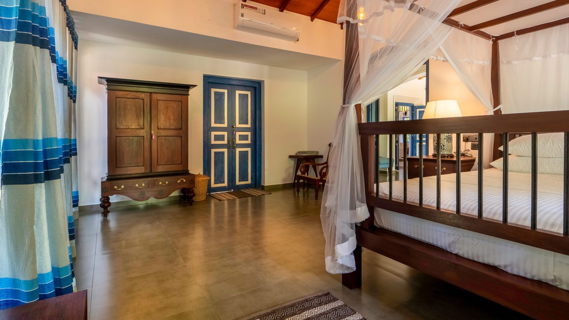 Manel — double bedroom with four-poster bed