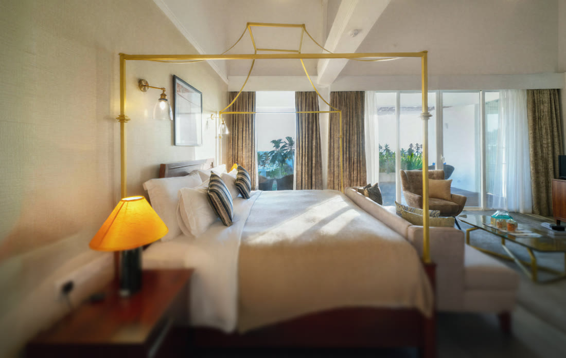 Suite Spice four-poster bedroom in warm light