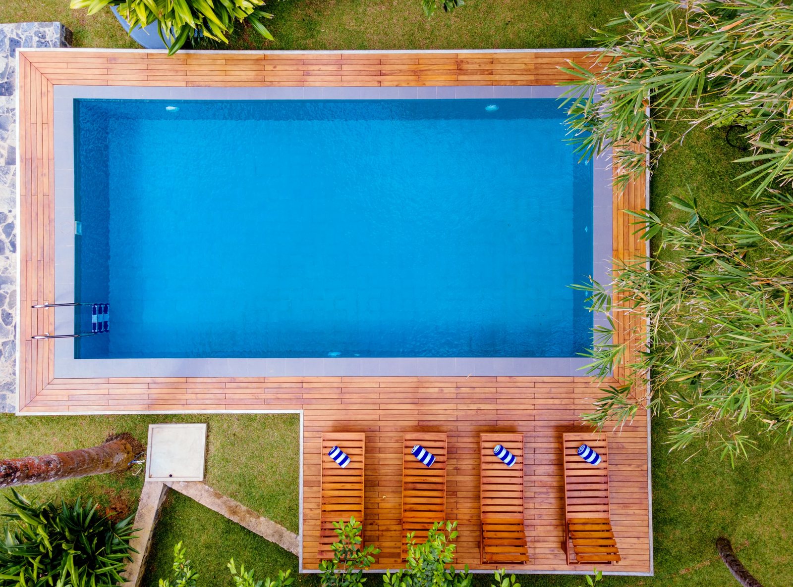 Top-down view of the pool and sun loungers